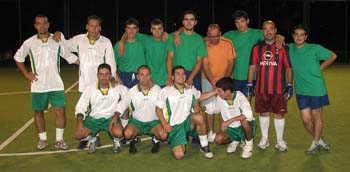 Squadre delle Forze Armate e degli Operai Agricoli che posano insieme per una foto